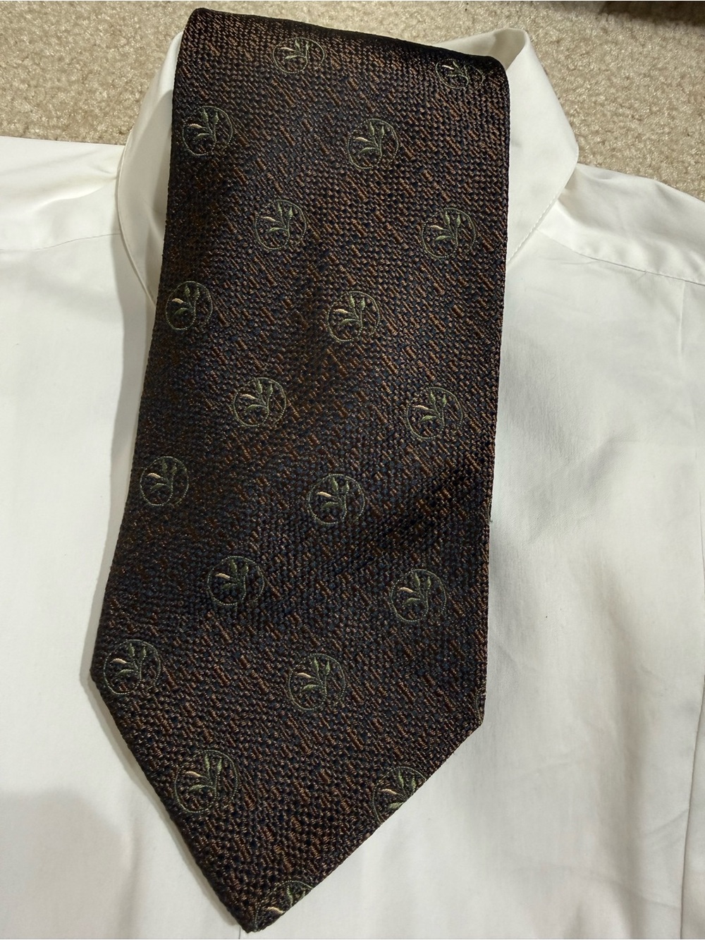 Vintage Valentino Cravatte 100%  Silk Necktie Medallion Print Olive Brown. Italy